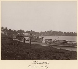 Båter som frakter ris på elven Thanlwin, Mupun-distriktet, Moulmein, Burma, sent på 1800-tallet (albumintrykk)